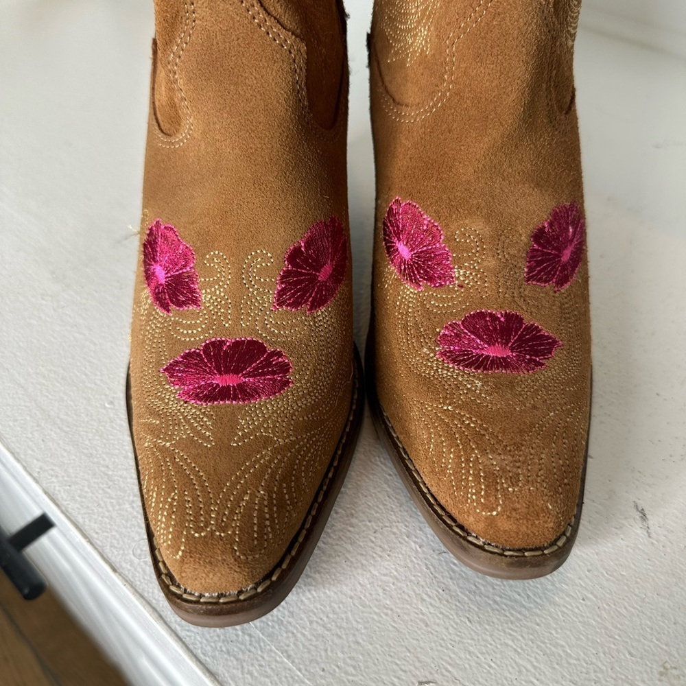 Dingo Tan Suede Embroidered Floral Western Ankle Boots Women’s 7M - Picture 3 of 9